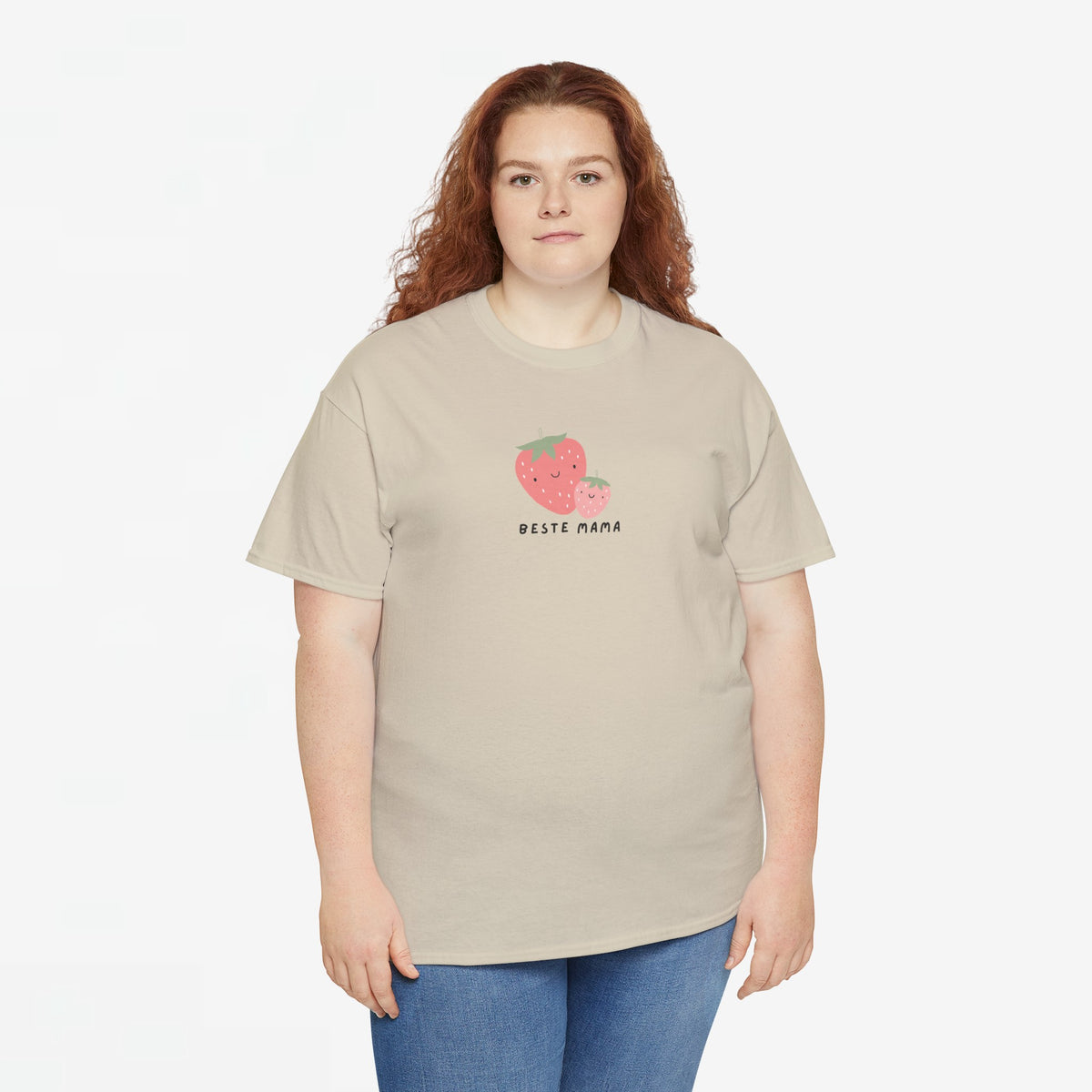 Oversized zandkleurige T-shirt met aardbeienprint op de borst en korte mouwen.