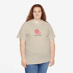 Oversized zandkleurige T-shirt met aardbeienprint op de borst en korte mouwen.