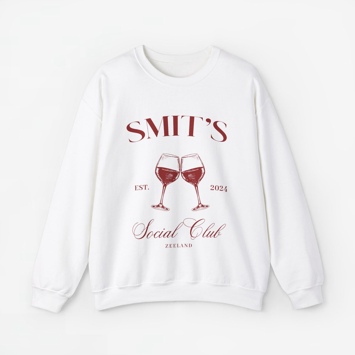 Witte sweatshirt met rode opdruk SMIT'S Social Club en twee wijnglazen, jaartal 2024.