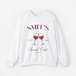 Witte sweatshirt met rode opdruk SMIT'S Social Club en twee wijnglazen, jaartal 2024.