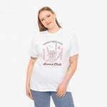 Zoom op ronde hals en schoudernaad van witte t-shirt, effen zonder opdruk zichtbaar.
