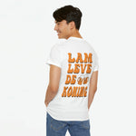 Witte heren T-shirt met grote oranje tekstprint achterop