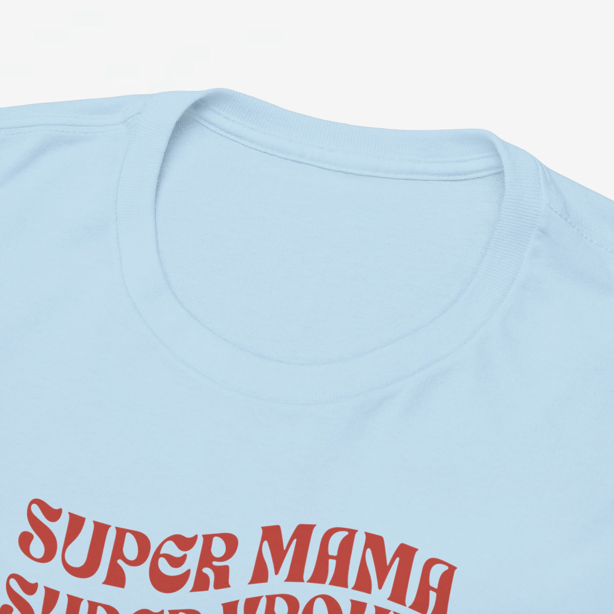 Lichtblauwe T-shirt close-up met ronde hals en rode 'Super Mama' tekstprint
