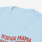Lichtblauwe T-shirt close-up met ronde hals en rode 'Super Mama' tekstprint