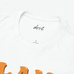 Wit T-shirt met ronde hals, neklabel en '100% katoen' op de boord.