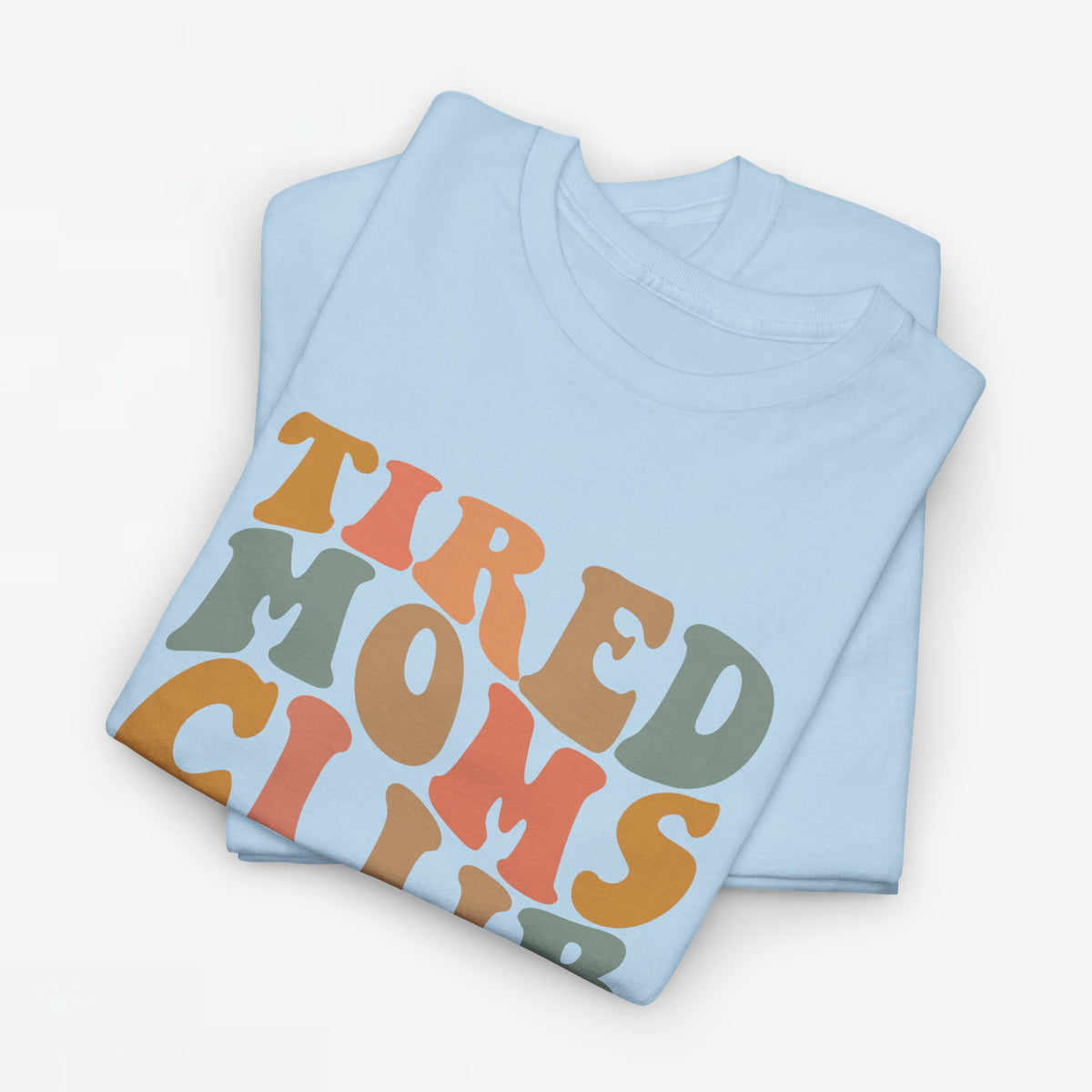 Oversized T-shirt lichtblauw met kleurrijke 'Tired Moms Club' print op de borst.