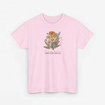 Roze T-shirt met bloemenboeket-opdruk en tekst in het midden, korte mouwen