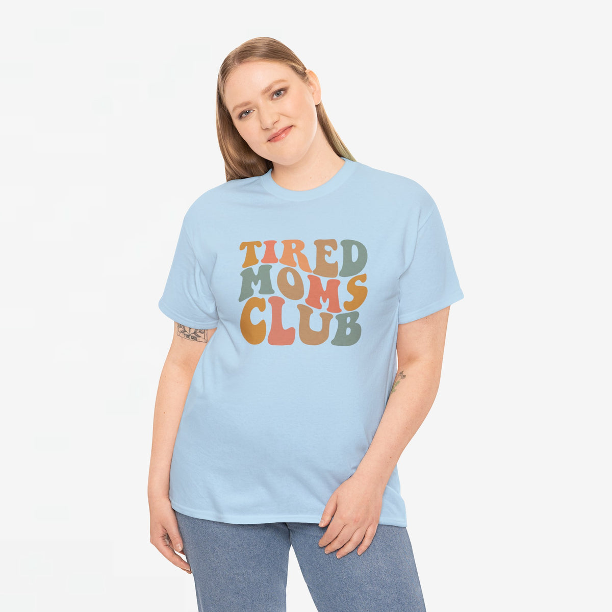 Lichtblauwe oversized T-shirt met kleurrijke Tired Moms Club opdruk op de borst