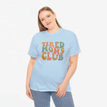 Lichtblauwe oversized T-shirt met kleurrijke Tired Moms Club opdruk op de borst