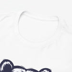 Close-up van witte t-shirt hals en deel van donkerblauwe beerprint