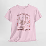 Roze T-shirt met handillustratie en tekst op de borst, frontview.