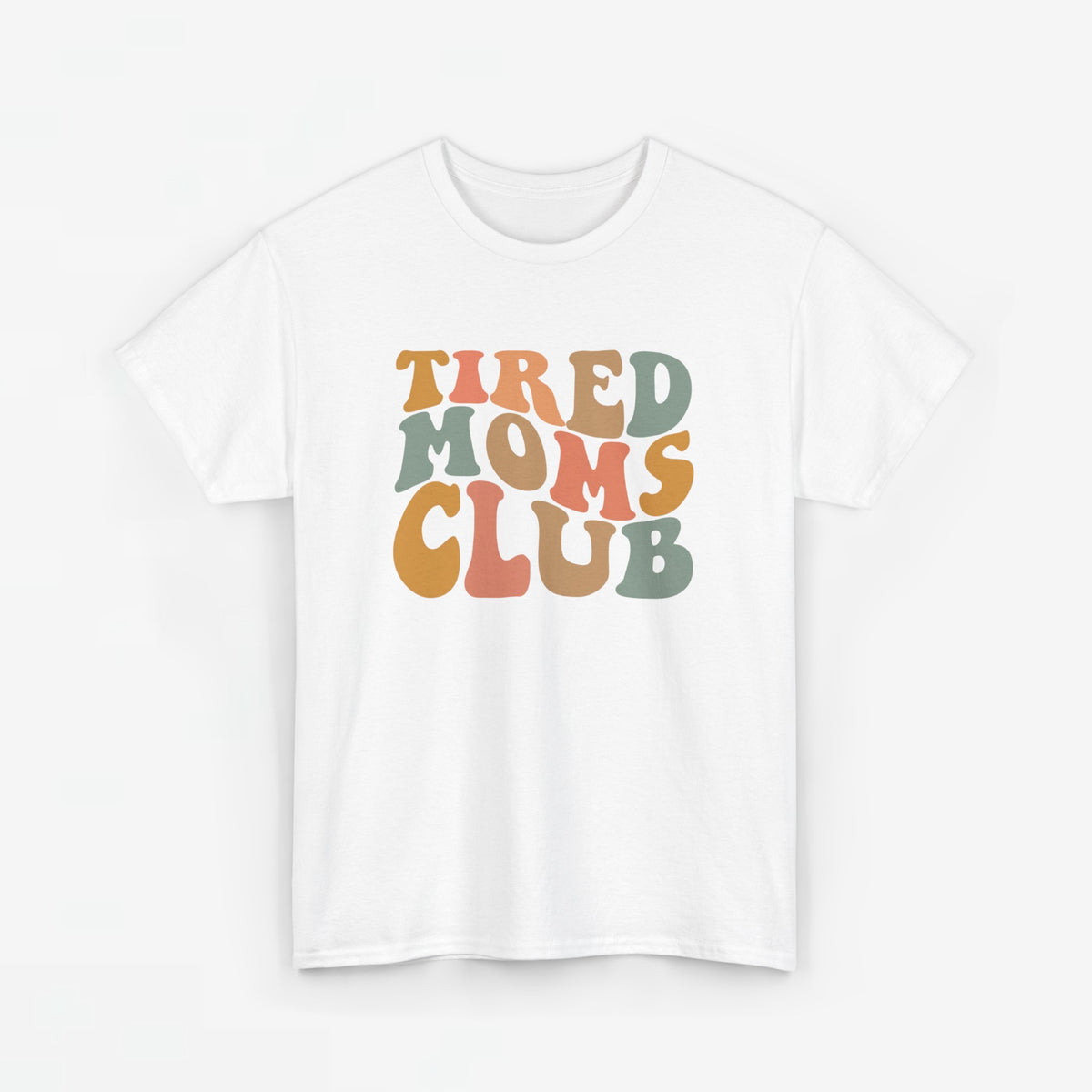 Wit T-shirt met 'Tired Moms Club' borstprint in groen, oranje en bruin.