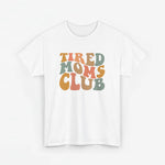 Wit T-shirt met 'Tired Moms Club' borstprint in groen, oranje en bruin.