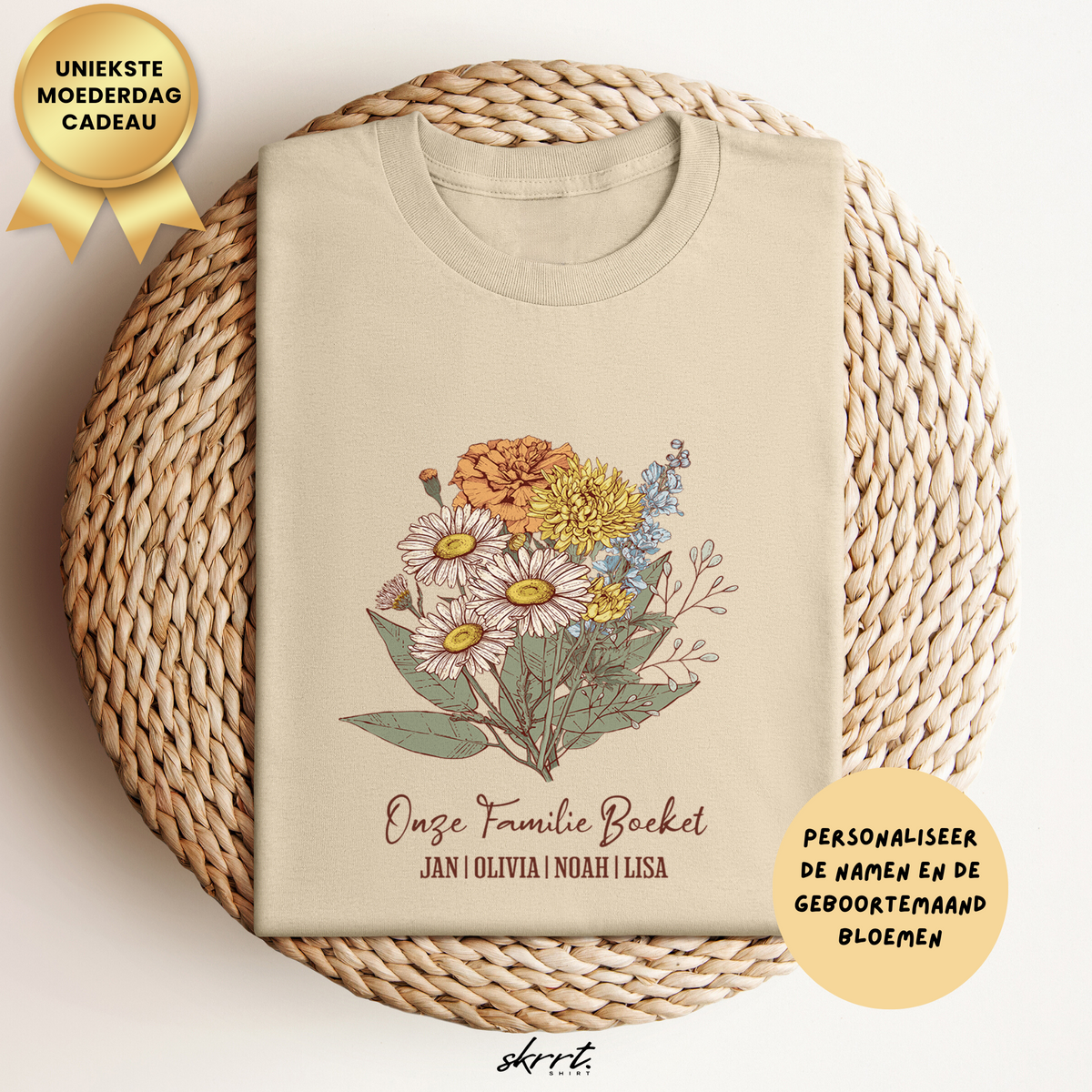 Beige t-shirt met familieboeket bloemen en sierlijke tekst ‘Onze Familie Boeket’.