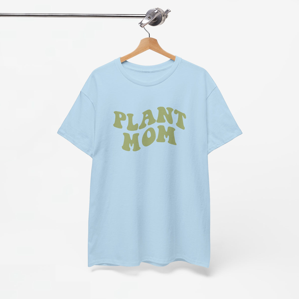 Lichtblauwe T-shirt met 'PLANT MOM'-print, op houten hanger