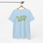 Lichtblauwe T-shirt met 'PLANT MOM'-print, op houten hanger