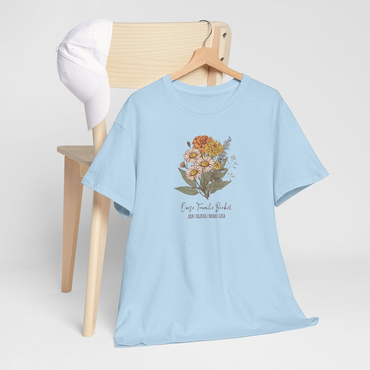 Lichtblauw T-shirt op plooibare display, met bloemenboeketprint en tekst