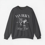 Antracietgrijze sweater met ronde hals en bedrukking met glazen en 'Social Club'.
