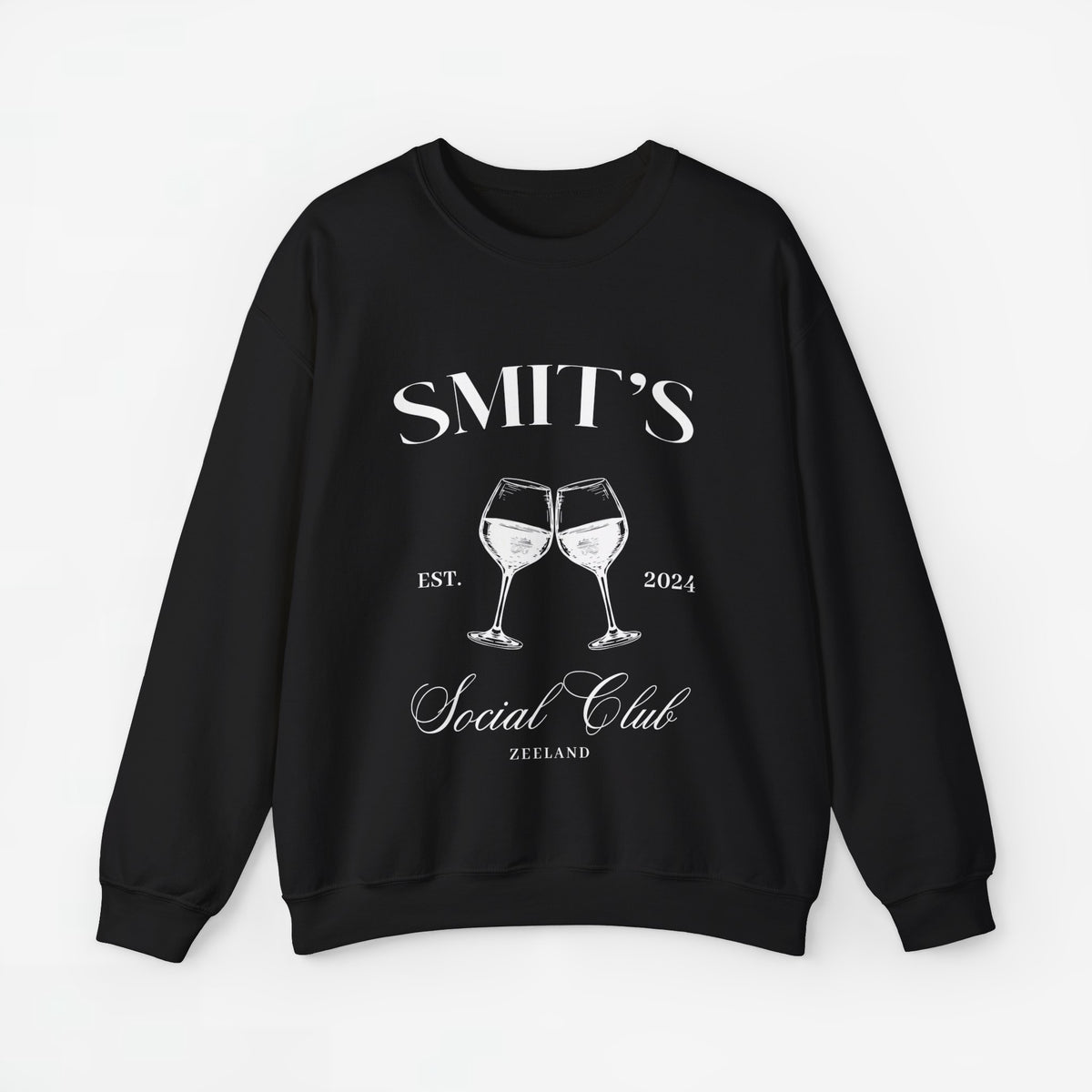 Zwarte sweatshirt met witte opdruk SMIT'S Social Club en twee wijnglazen, jaartal 2024.
