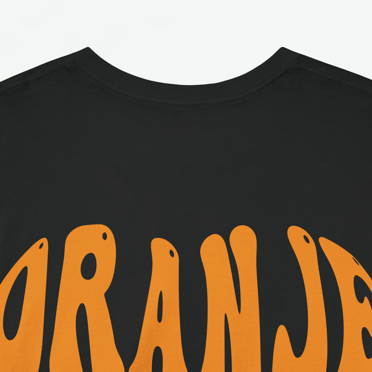Oversized Koningsdag T-shirt voor dames, zwarte stof met close-up oranje borstletters "ORANJE".