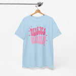 Lichtblauw meisjes T-shirt op houten hanger met roze tekstprint op de borst