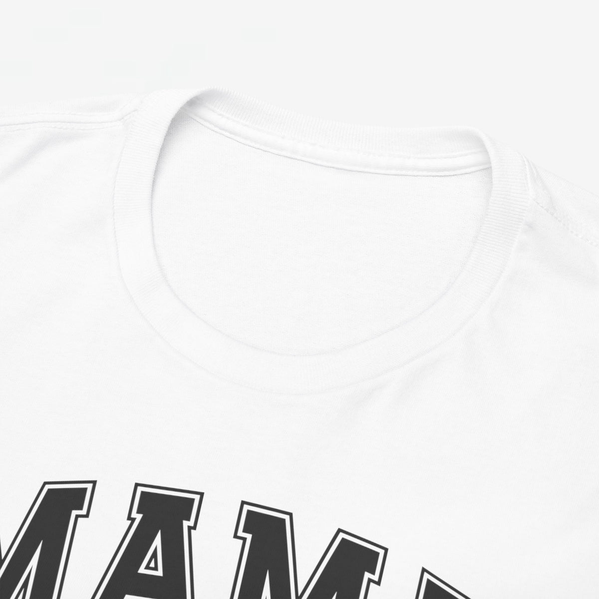 Close-up van witte T-shirt kraag met bovenkant van opdruk “MAMA”