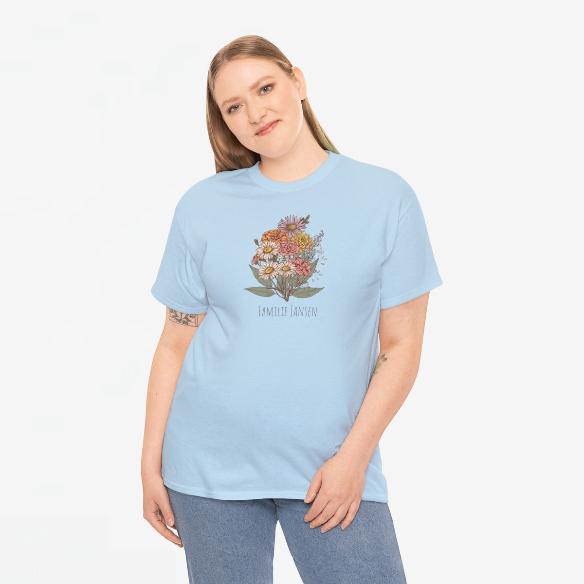 Lichtblauw T-shirt met bloemenboeketprint en tekst “FAMILIE JANSEN”