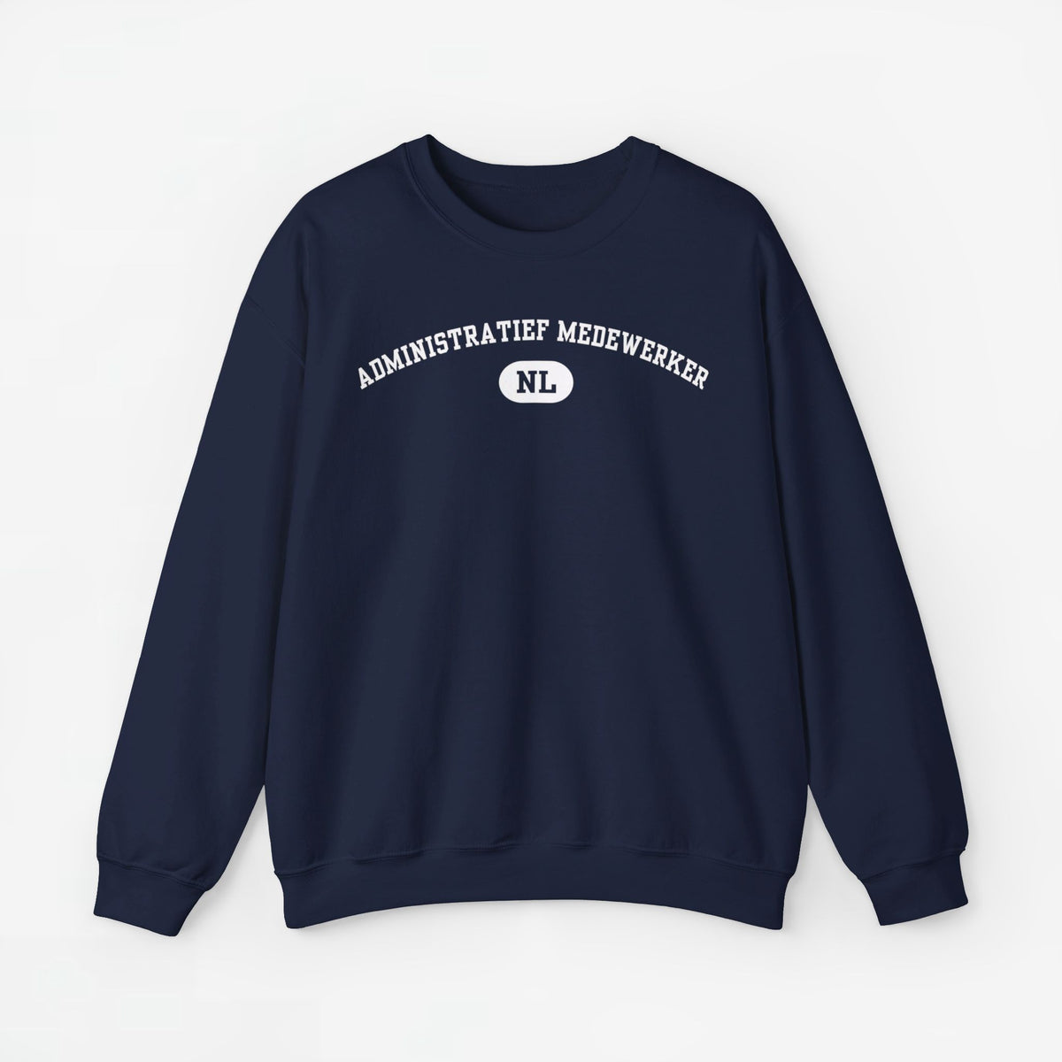 Marineblauwe trui met ronde hals en borstprint “ADMINISTRATIEF MEDEWERKER” met “NL”