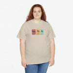 Zandkleurige T-shirt met ronde hals en borstprint van gekleurde blokjes, losse pasvorm
