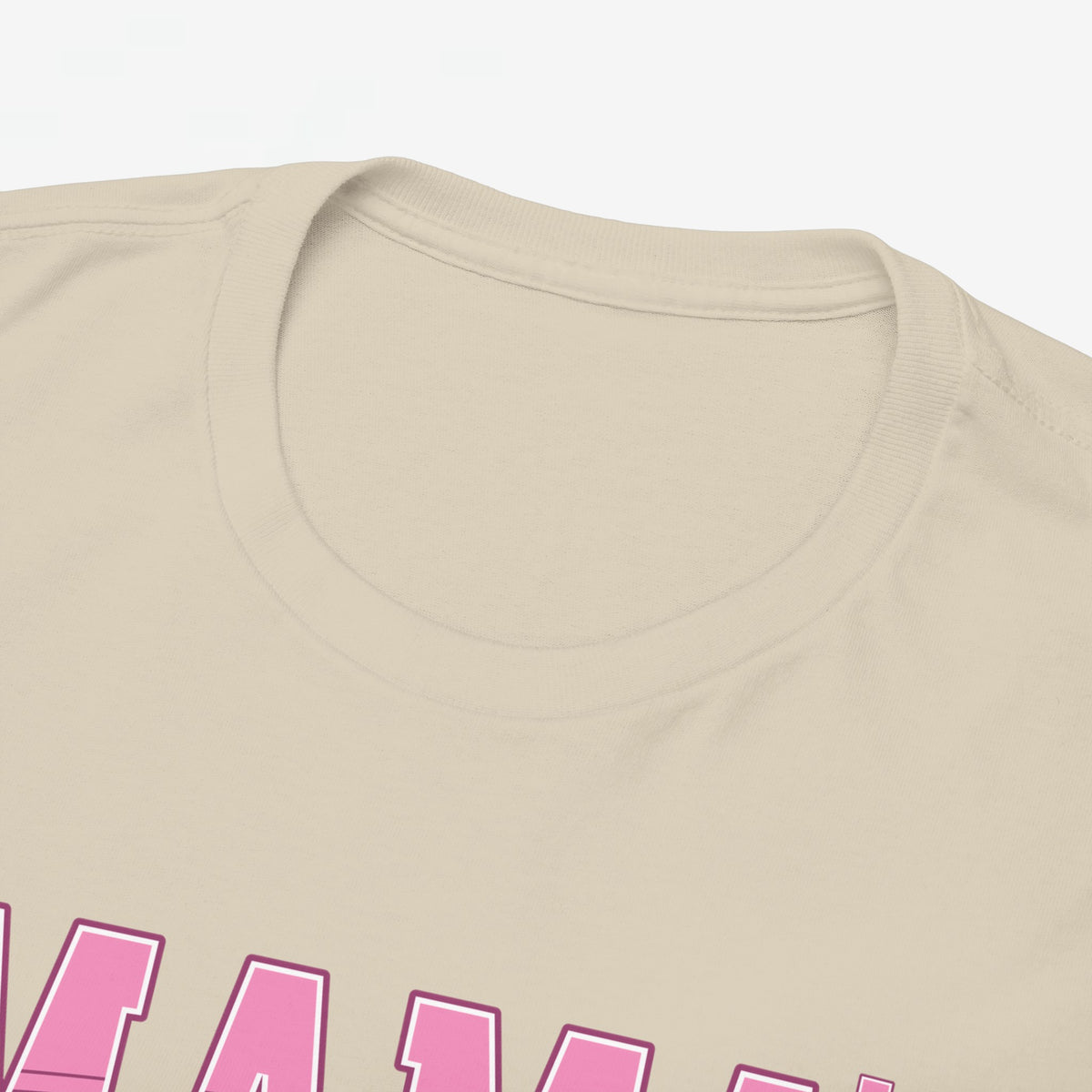 Beige t-shirt met ronde hals; close-up van de bovenkant en “MAMA’”-print