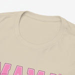 Beige t-shirt met ronde hals; close-up van de bovenkant en “MAMA’”-print