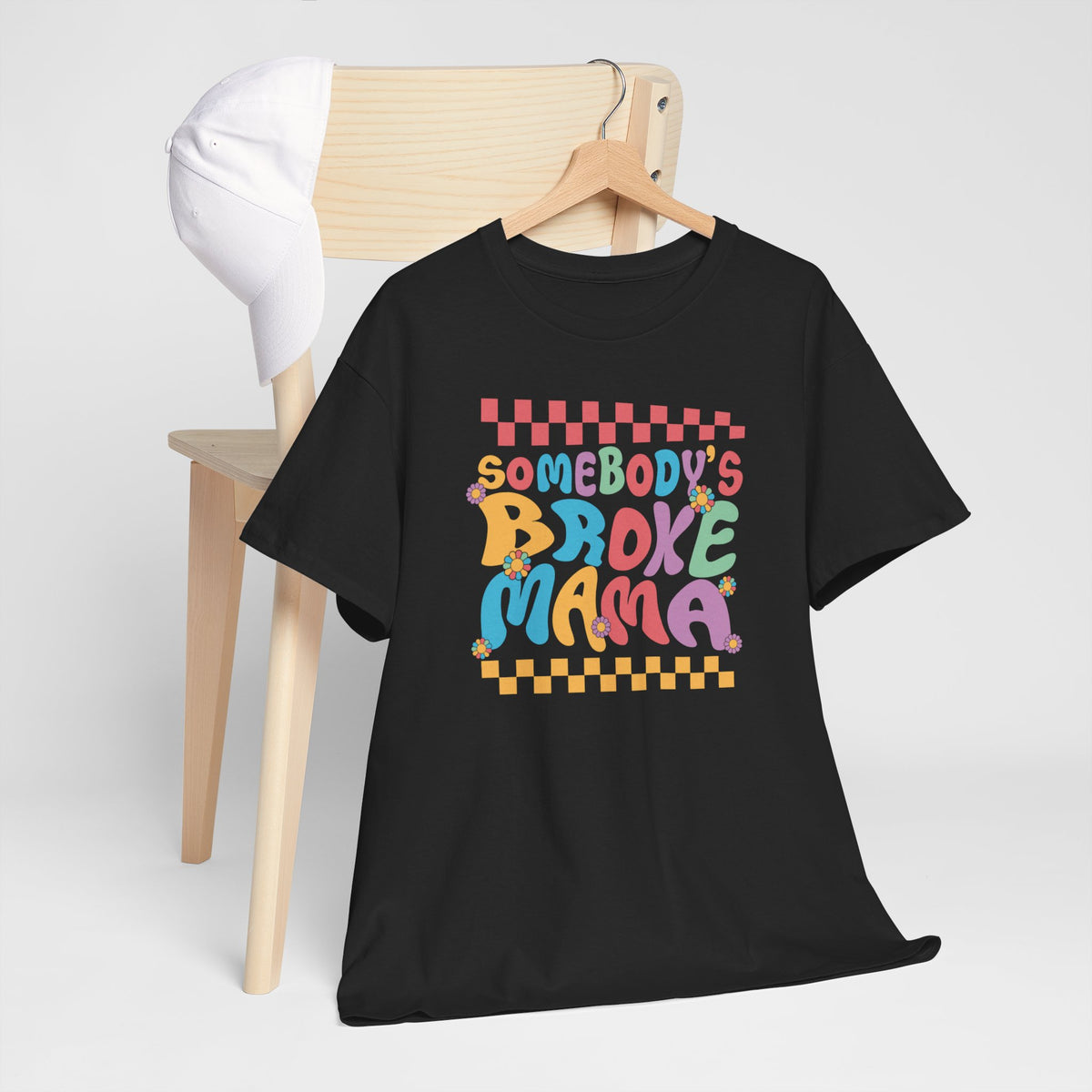 Zwart t-shirt met kleurrijke voorprint 'Somebody's Broke Mama' op kleerhanger