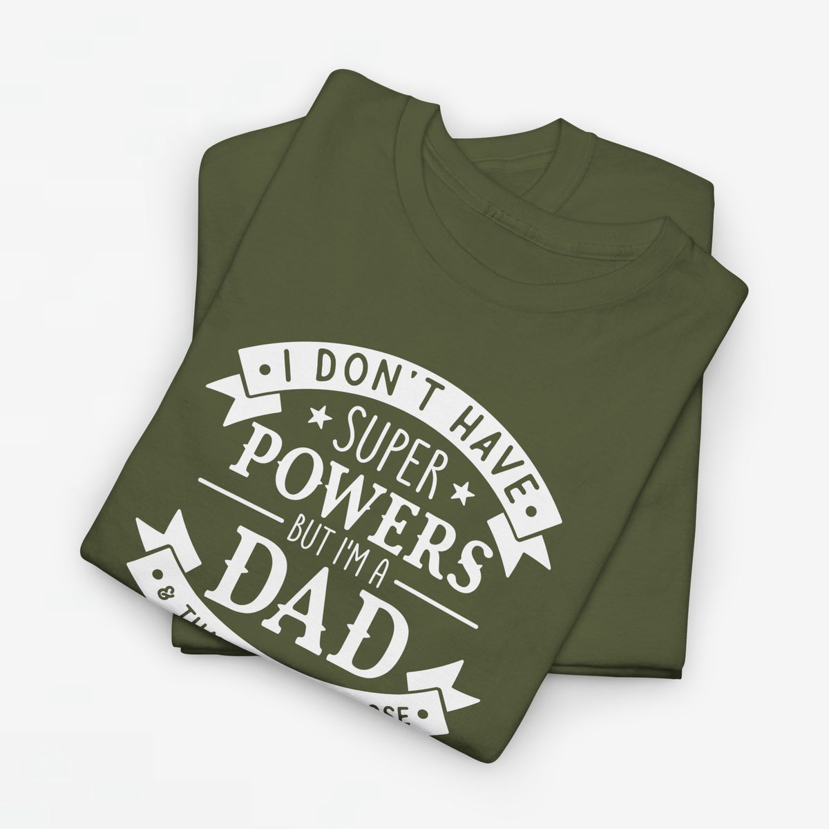 Militairgroene oversized t-shirt met witte borstprint 'Super Powers' en 'Dad'.