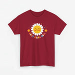 Wijnrode oversized t-shirt met zon- en bloemenprint en tekst rond de afbeelding