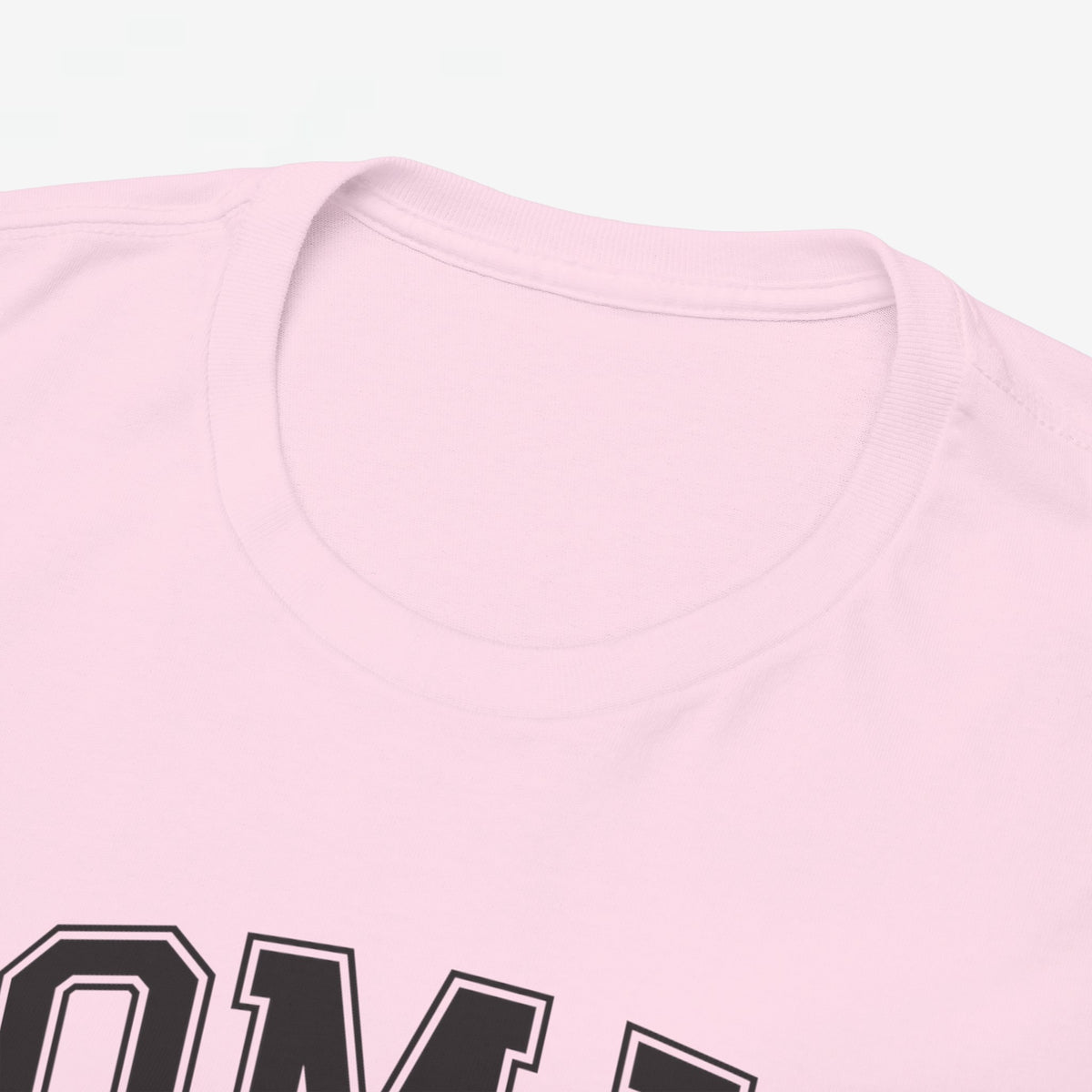 Roze T-shirt, close-up van ronde hals en stof, onderkant van opdruk zichtbaar