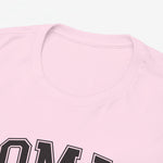 Roze T-shirt, close-up van ronde hals en stof, onderkant van opdruk zichtbaar