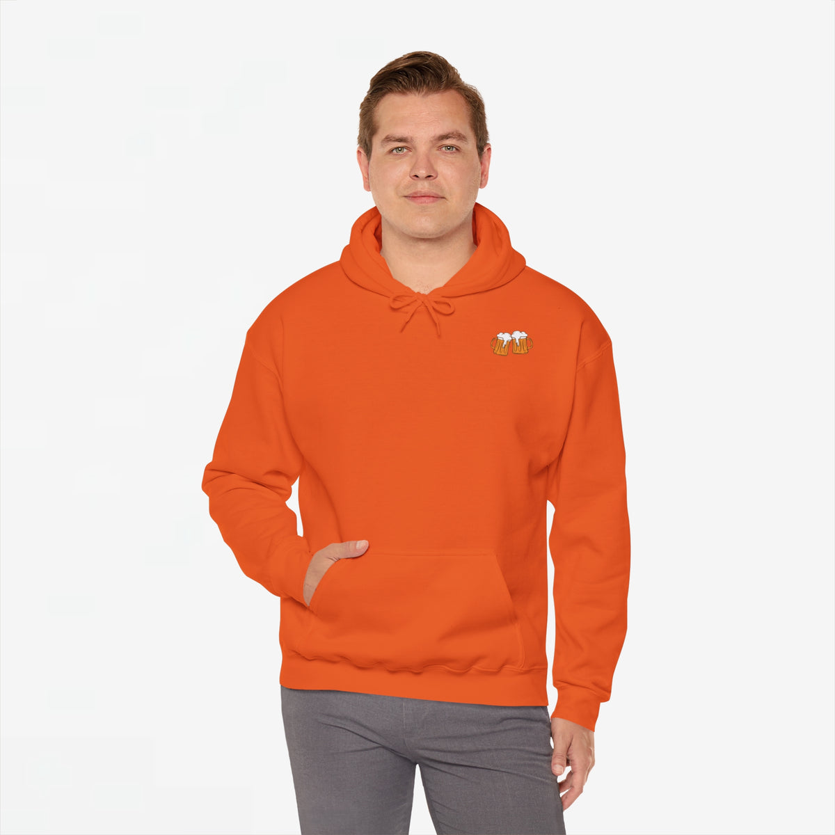 Oranje hoodie met capuchon en klein borstprintje van bierglazen, kangoeroezak