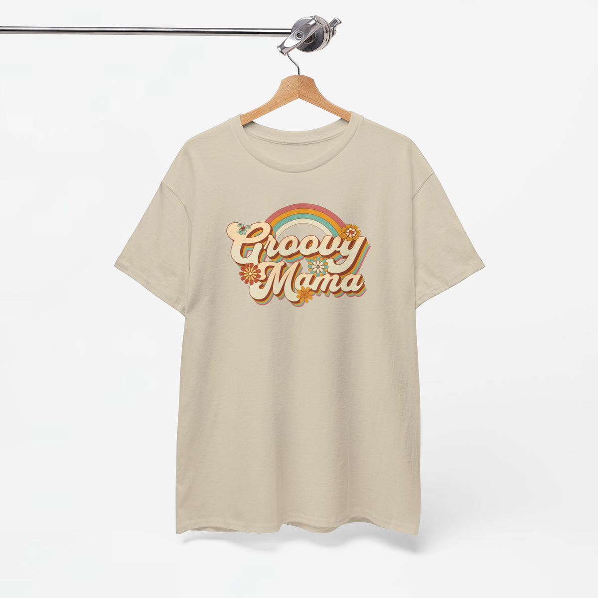 Zandkleurige t-shirt met ronde hals en 'Groovy Mama' regenboogprint, aan hanger
