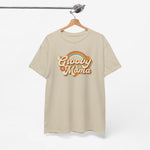 Zandkleurige t-shirt met ronde hals en 'Groovy Mama' regenboogprint, aan hanger