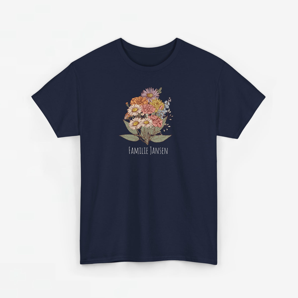 Donkerblauwe T-shirt met bloemenboeketprint en tekst midden op de borst.