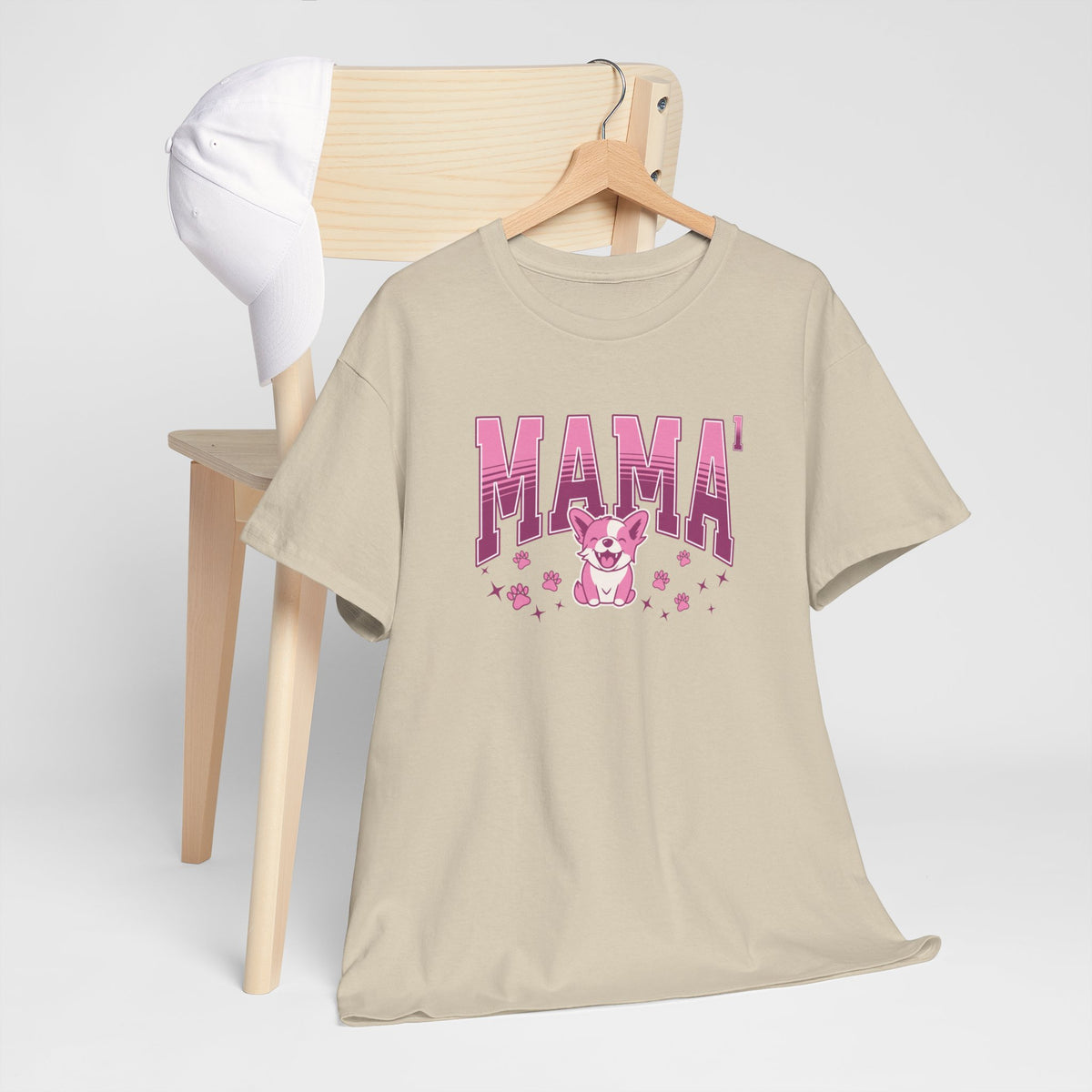 Beige t-shirt op hangertje met ronde hals en roze “MAMA’”-print met details