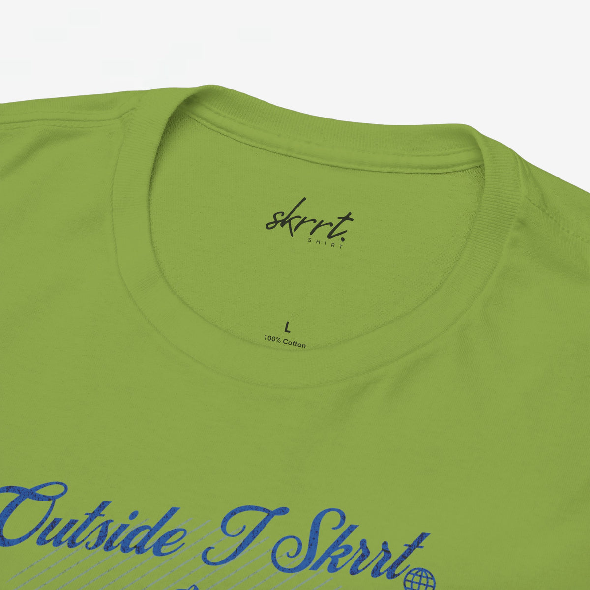 Groene oversized T-shirt, close-up van hals en blauw kattenprint