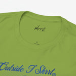 Groene oversized T-shirt, close-up van hals en blauw kattenprint