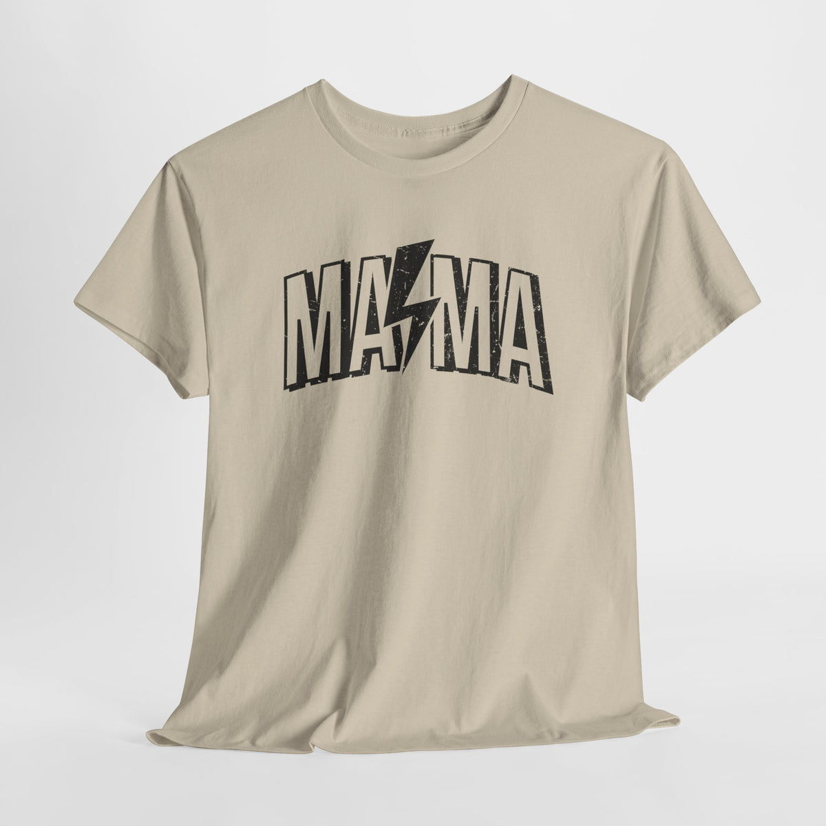 Beige T-shirt met zwarte “MAMA”-print op de borst, rechtopstaand model
