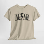 Beige T-shirt met zwarte “MAMA”-print op de borst, rechtopstaand model