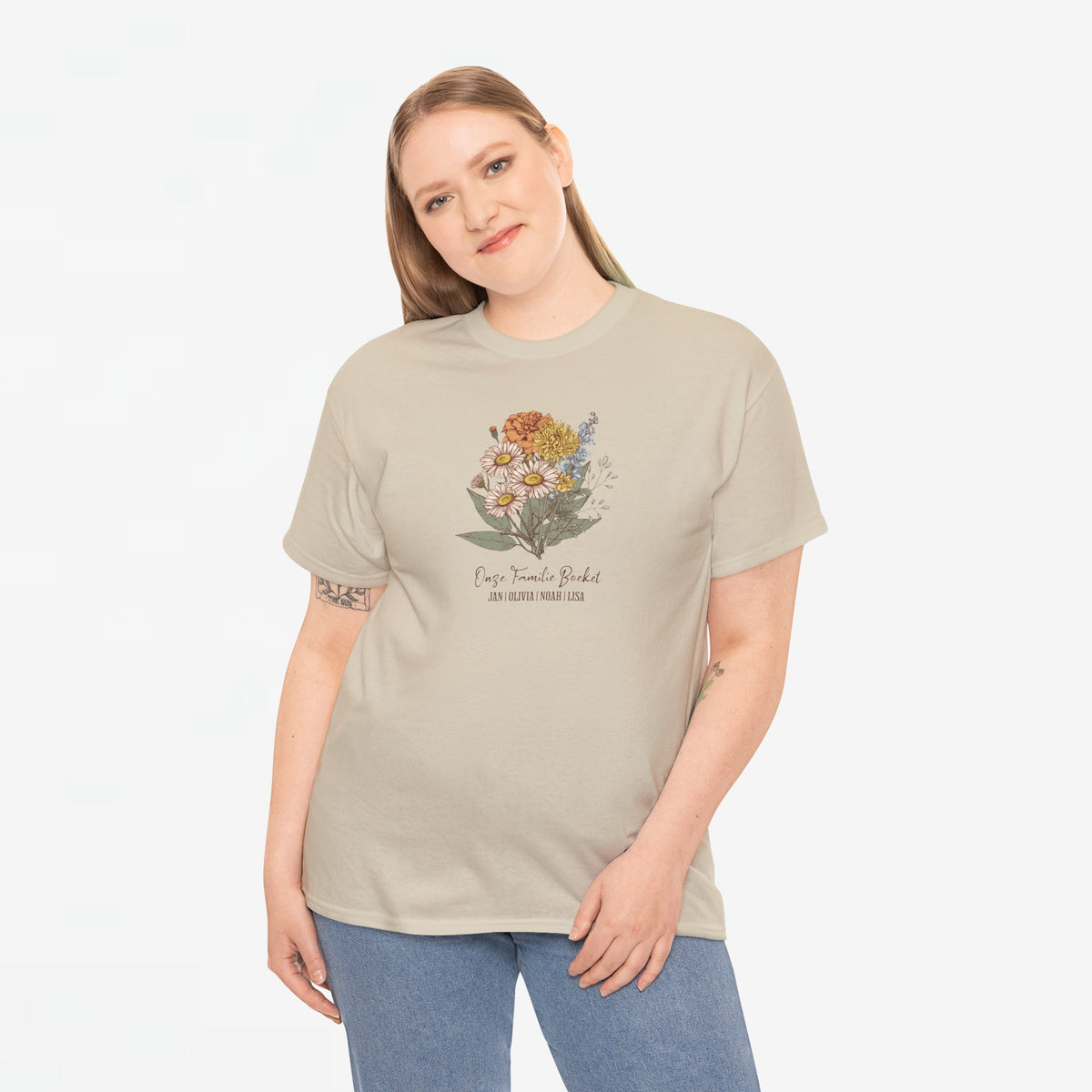 Beige T-shirt met bloemenprint en tekst op de borst