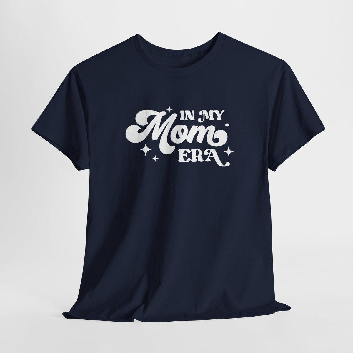 Donkerblauwe t-shirt met ronde hals en witte tekst “In My Mom ERA” op de borst.