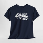 Donkerblauwe t-shirt met ronde hals en witte tekst “In My Mom ERA” op de borst.