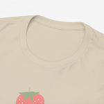 Oversized zandkleurige T-shirt halsboord en klein deel van aardbeienprint.