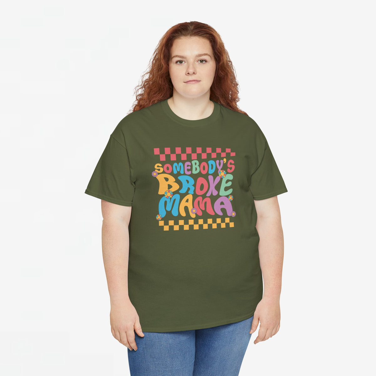 Military green dames t-shirt met brede oversized pasvorm en kleurrijke "Somebody’s Broke Mama"-print